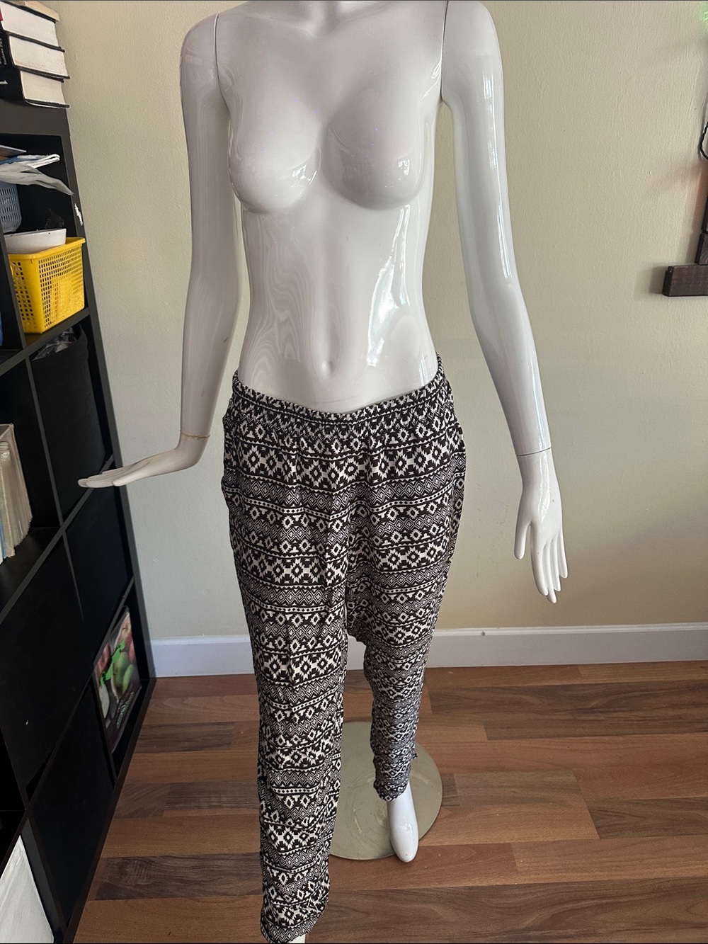 Black & White Aztec Print Women's Jogger Pants